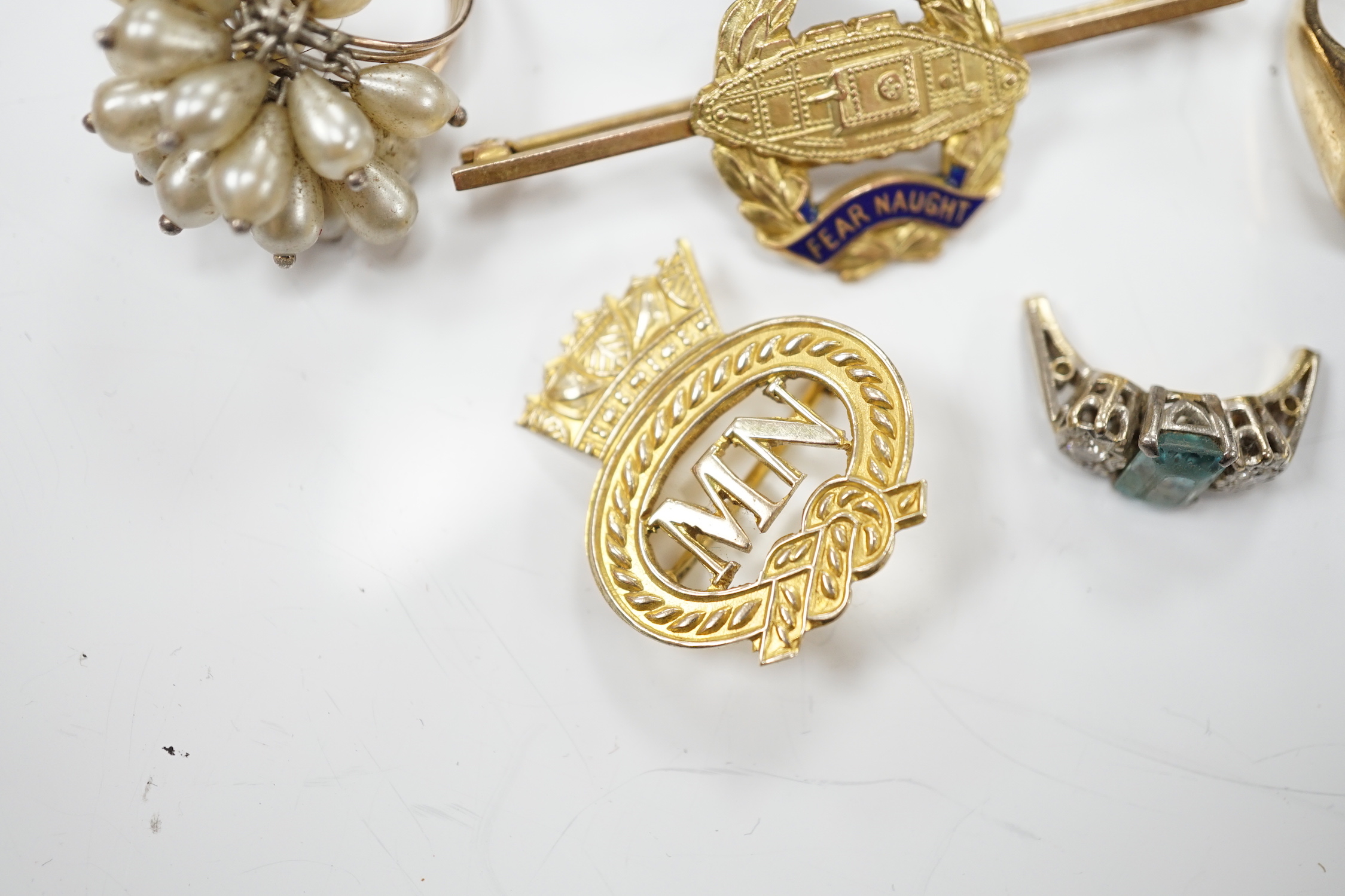 Sundry jewellery including 10k and enamel college ring, two 9ct brooches, stick pin etc.